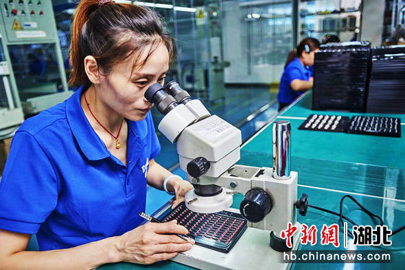 湖北创偲诺电气科技股份公司工人进行空心线圈监测。孙德力 摄 湖北创偲诺电气科技股份公司工人进行空心线圈监测。孙德力 摄