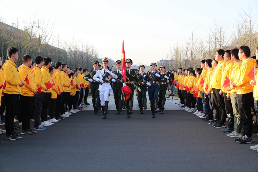 南京大学国旗护卫队护送国旗。佘治骏摄