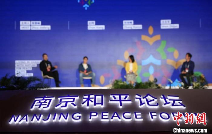 来自全球的青年一代在和平论坛上以欣赏、互鉴、共享的观点看待世界，推动不同文明交流对话、和谐共生。　泱波 摄