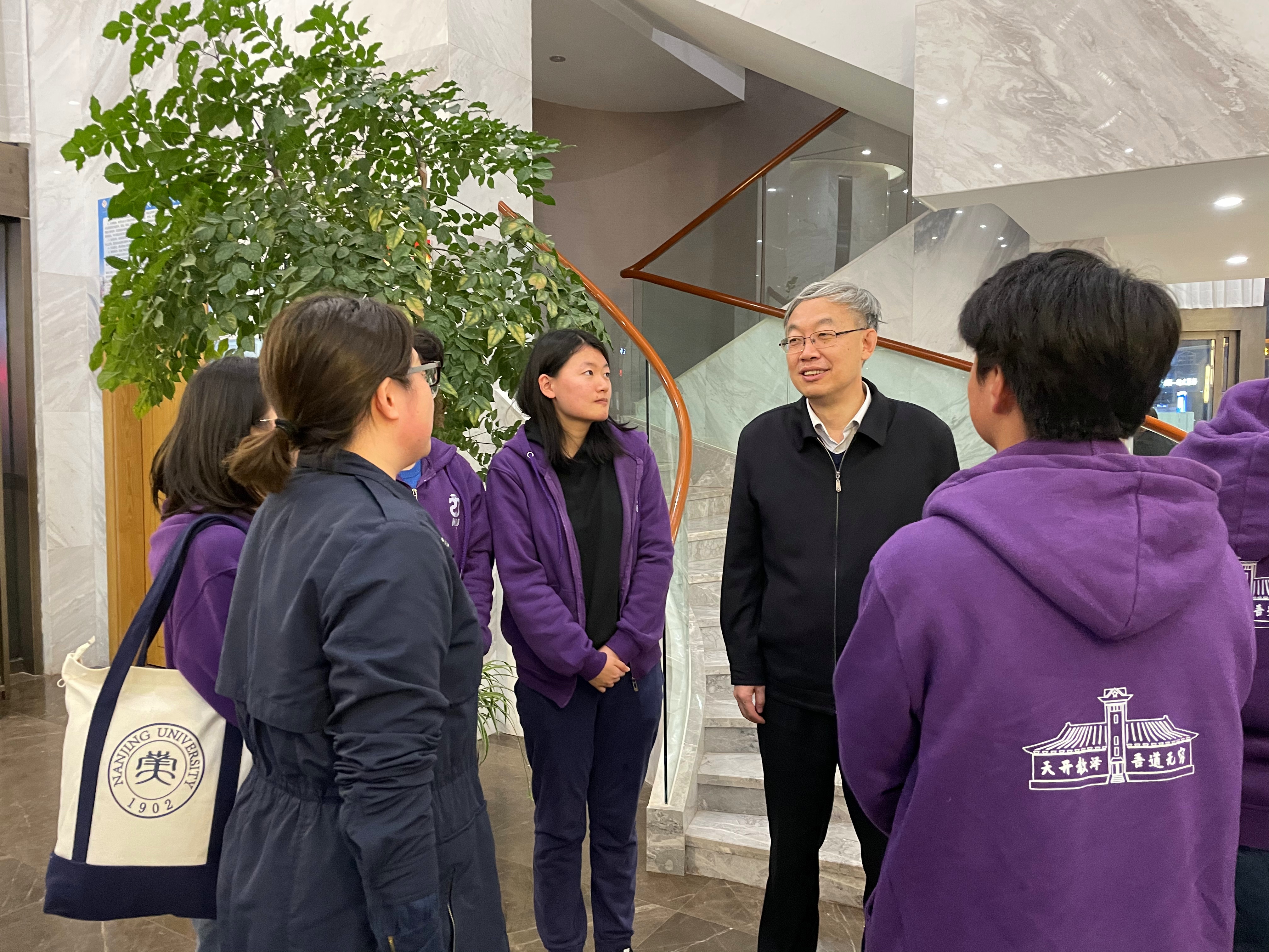 吕建校长亲切慰问南大研支团志愿者