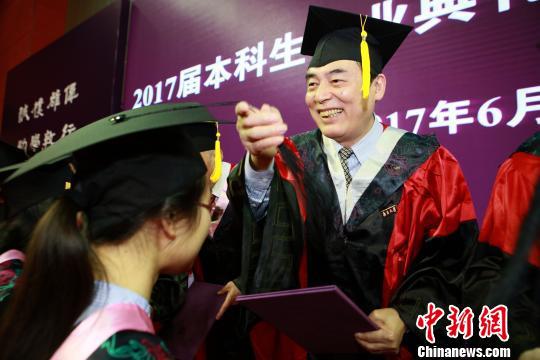 南京大学举行2017届本科生毕业典礼暨学位授予仪式。 佘治骏 摄 南京大学举行2017届本科生毕业典礼暨学位授予仪式。 佘治骏 摄