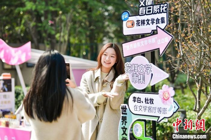 南京打造文学之旅新体验:在文学公园邂逅繁花春景