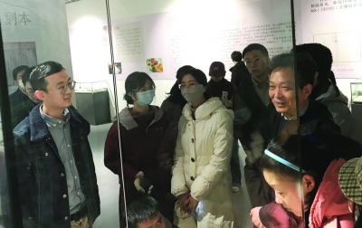 南大教授张学锋将课堂搬进了展览馆。