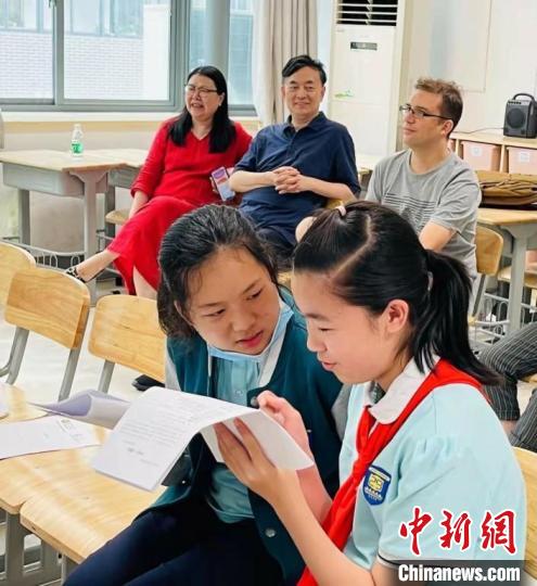 刘成与罗克在南京的中小学中推广和平学教育。　受访者供图