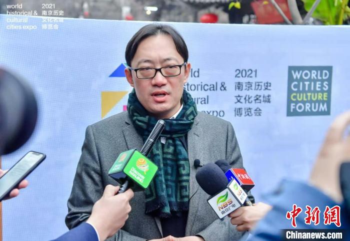 南京大学建筑与城市规划学院教授、建筑系主任鲁安东现场介绍文学之都小路的规划情况。　2021名城会组委会官方供图