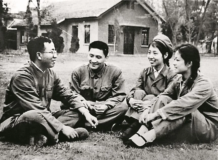 胡福明(左一)在校园里。