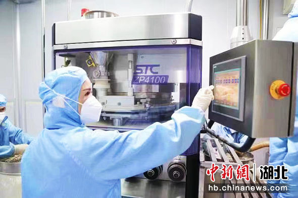 德源公司工人操作机器进行压片糖果生产。孙德力 摄 德源公司工人操作机器进行压片糖果生产。孙德力 摄