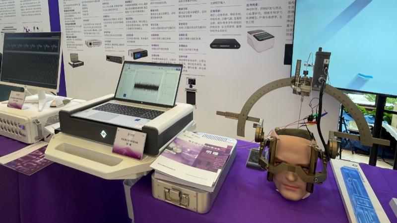 脑机接口融合了神经科学、人工智能、电子信息、功能材料等多学科最新技术成果(图片来源:南京发布)