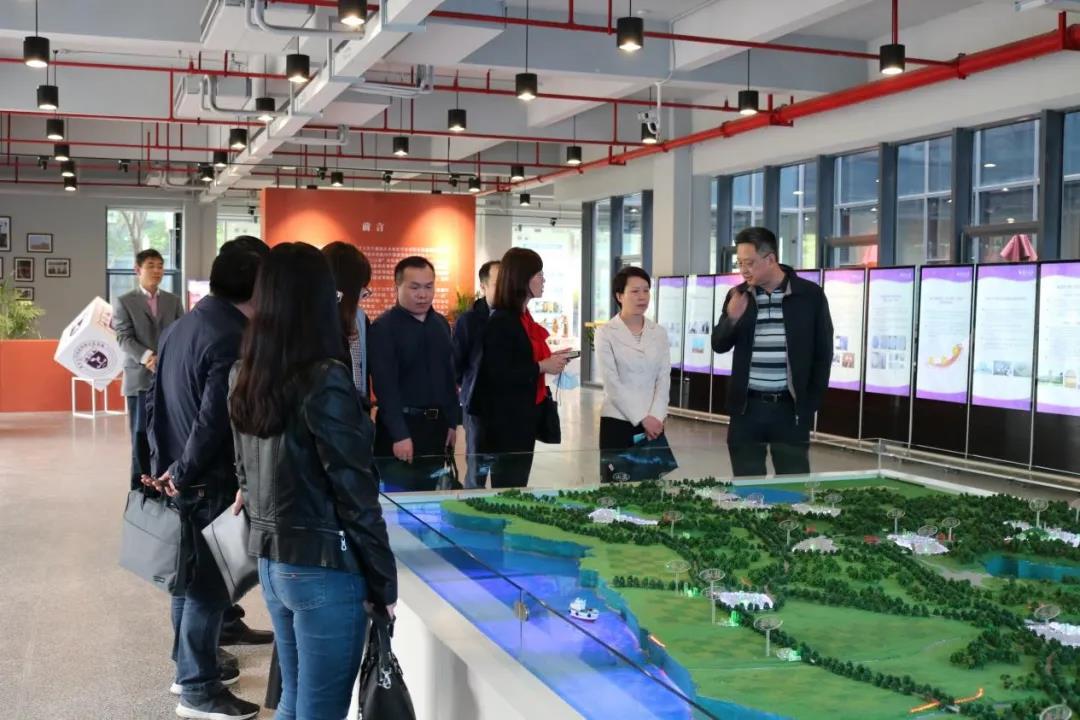 卢静副区长一行参观南京大学国家双创示范基地展厅