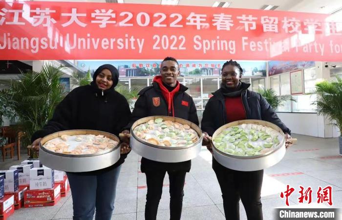 1月30日，在江苏大学第一食堂，春节期间留校的中外学生一起包饺子、话家常。　江苏大学供图