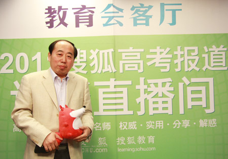 南京大学党委学生工作部部长 刘源介绍2011年学校招生计划。