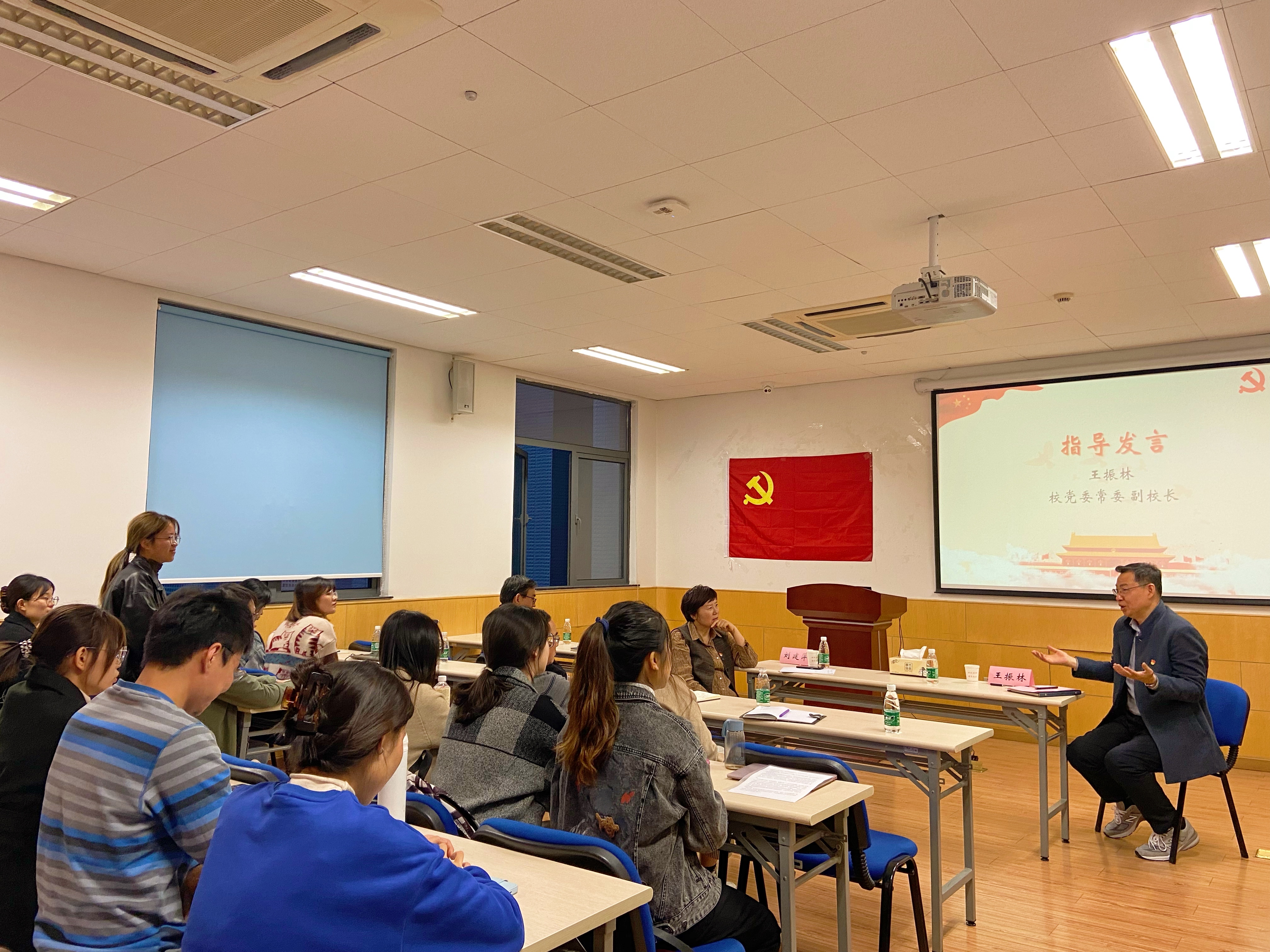 校党委常委、副校长王振林与师生党员交流