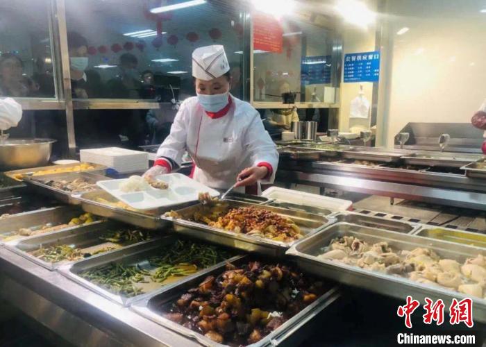 各大高校为留校过年的学生准备了丰富的年夜饭。南京大学供图 各大高校为留校过年的学生准备了丰富的年夜饭。南京大学供图