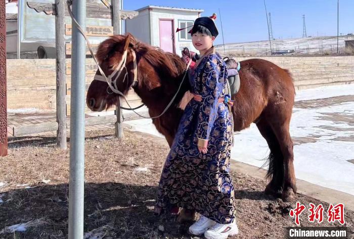 图为洪文慧在内蒙古体验草原生活。 洪文慧 供图 图为洪文慧在内蒙古体验草原生活。 洪文慧 供图