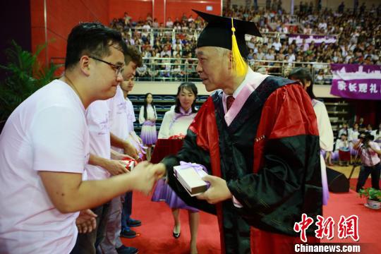 南京大学举行2017届本科生毕业典礼暨学位授予仪式。 佘治骏 摄 南京大学举行2017届本科生毕业典礼暨学位授予仪式。 佘治骏 摄