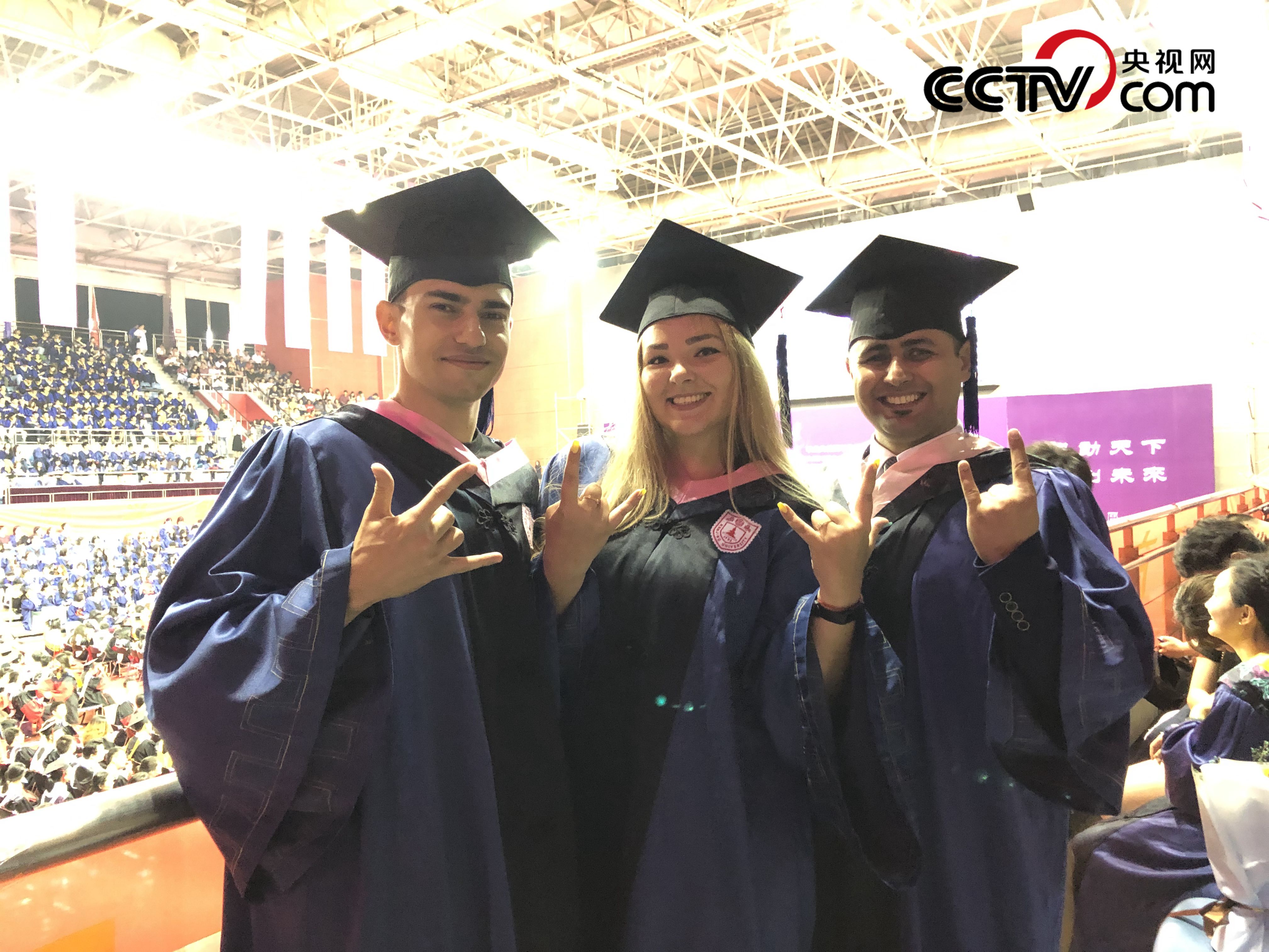 （2019年6月佳蓝（右）参加南京大学硕士学位授予仪式 受访者供图）