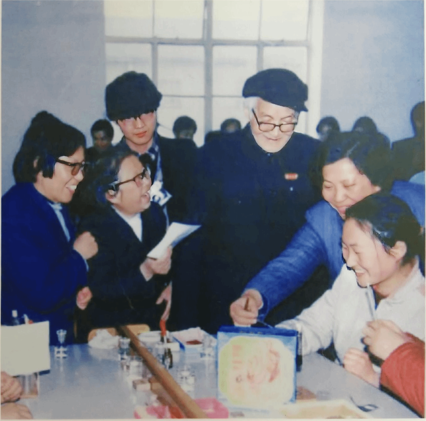1989年,戴安邦在南京市第九中学指导中学教师实验.png