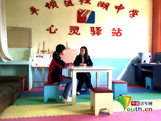 图为南京大学研支团成员为平坝中学学生做心理咨询。陈媛 摄 图为南京大学研支团成员为平坝中学学生做心理咨询。陈媛 摄