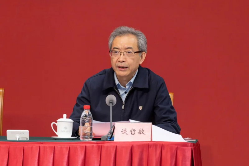 南京大学校长、中科院院士谈哲敏主持会议 南京大学校长、中科院院士谈哲敏主持会议
