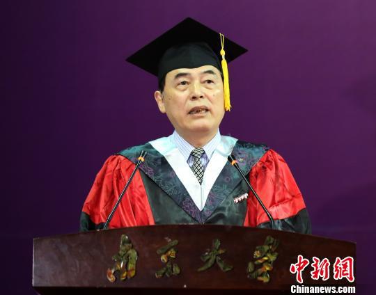 南京大学校长陈骏在毕业典礼上发言激励学子要吃得了苦,做得大事。 佘治骏 摄 南京大学校长陈骏在毕业典礼上发言激励学子要吃得了苦,做得大事。 佘治骏 摄
