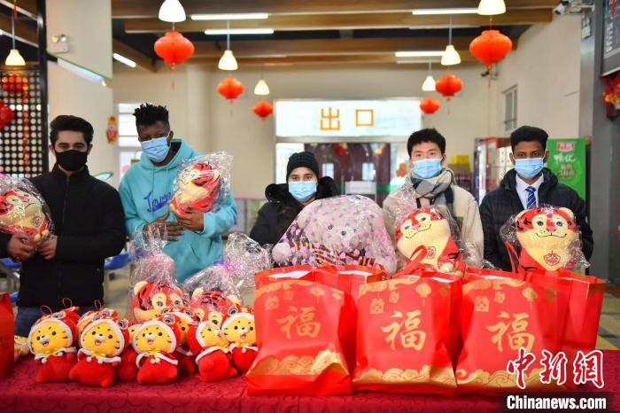 这个春节，南林留校师生就餐期间还可以参加猜灯谜、抽福袋等丰富多彩的文化活动。　张健 摄