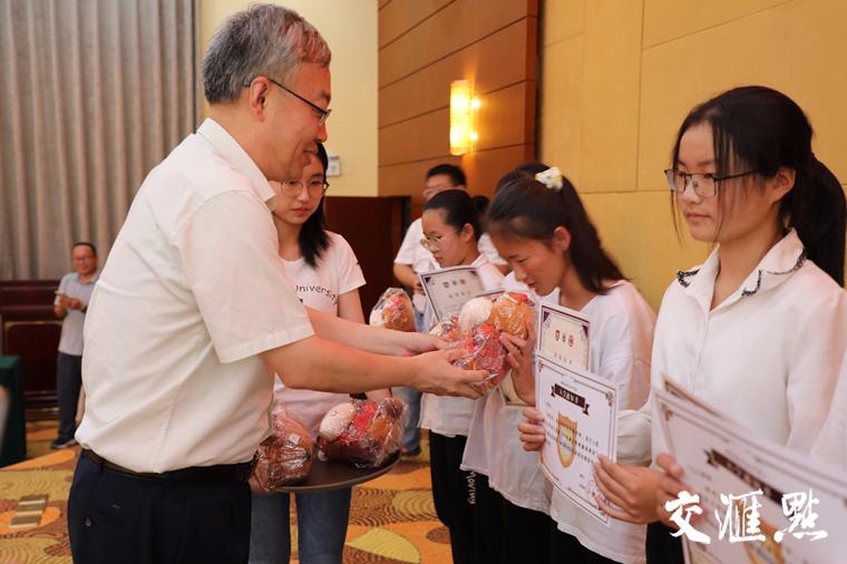 吕建向首批双柏一中赴海中交流学生颁发助学金证书、南大纪念品
